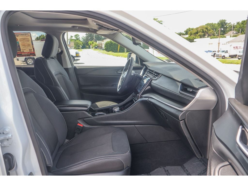 2023 Jeep Grand Cherokee L Laredo 4x4