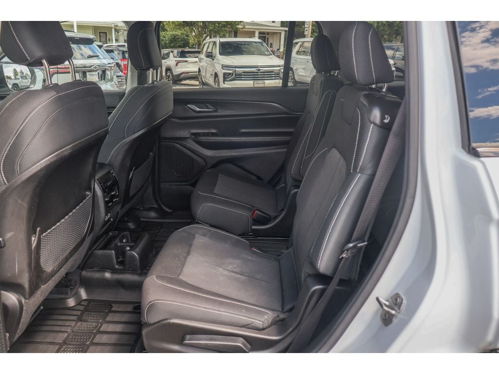 2023 Jeep Grand Cherokee L Laredo 4x4