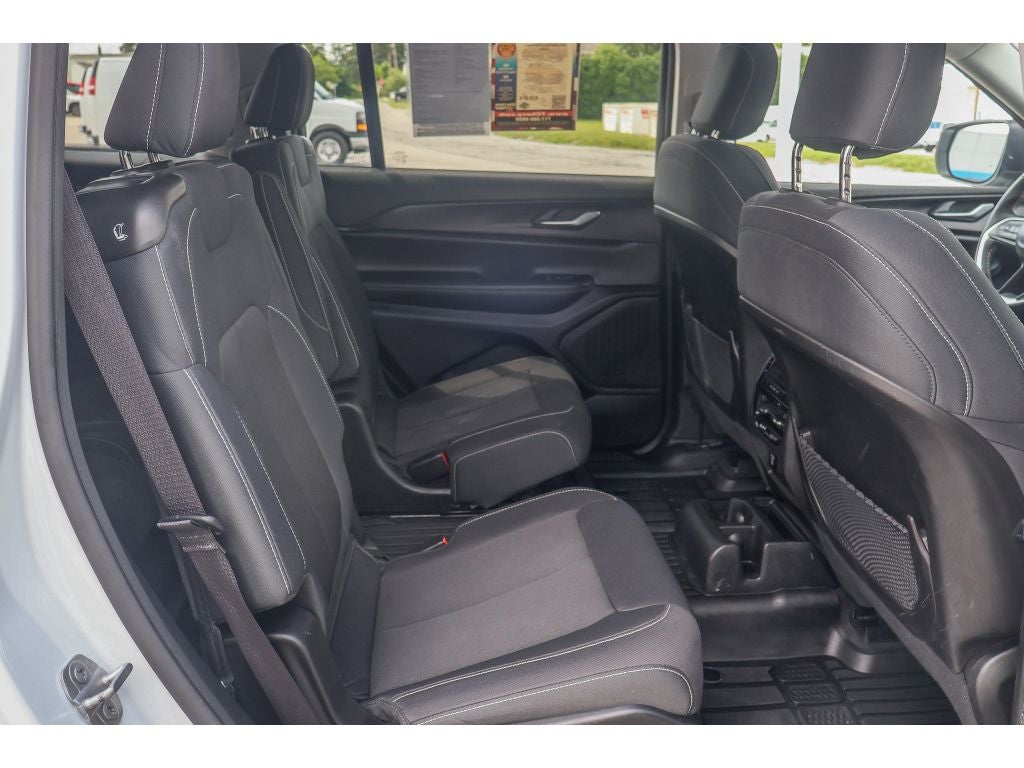 2023 Jeep Grand Cherokee L Laredo 4x4
