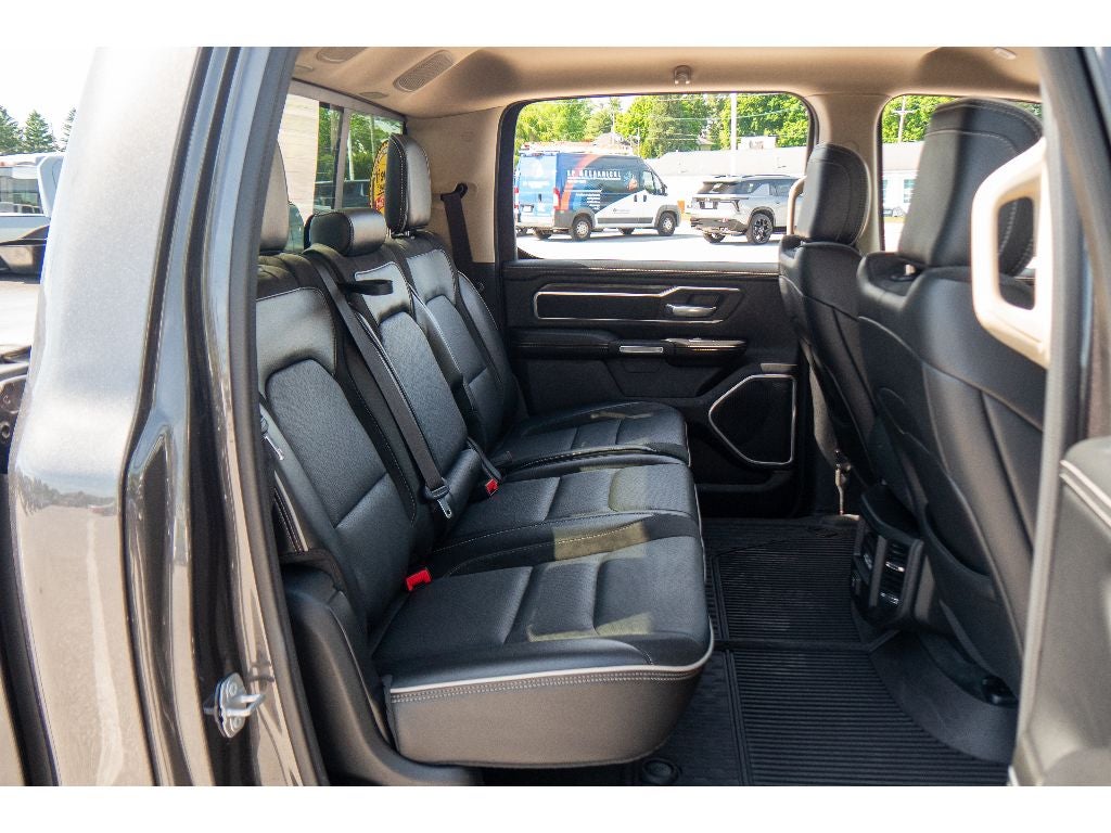 2020 RAM 1500 Laramie Crew Cab 4x4 5'7" Box
