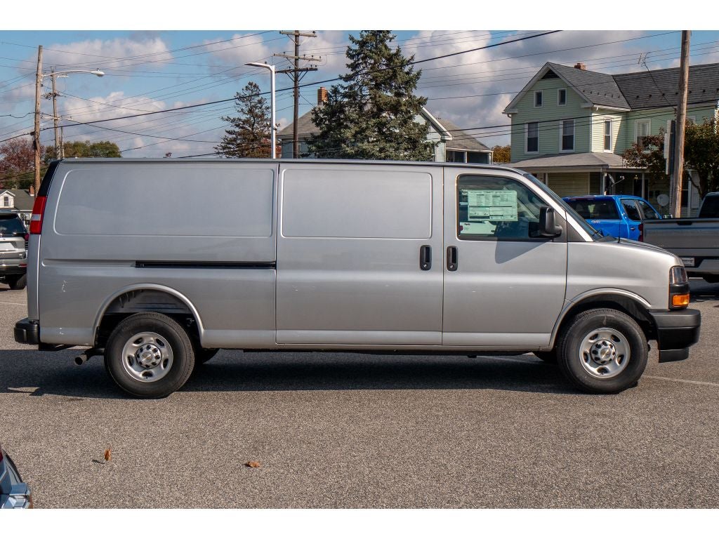 2025 Chevrolet Express Cargo 3500 WT