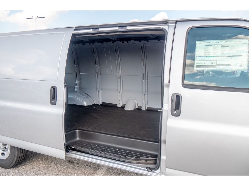 2025 Chevrolet Express Cargo 3500 WT
