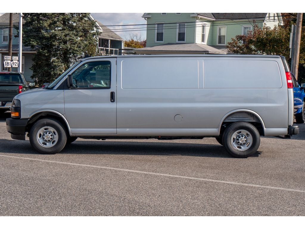 2025 Chevrolet Express Cargo 3500 WT