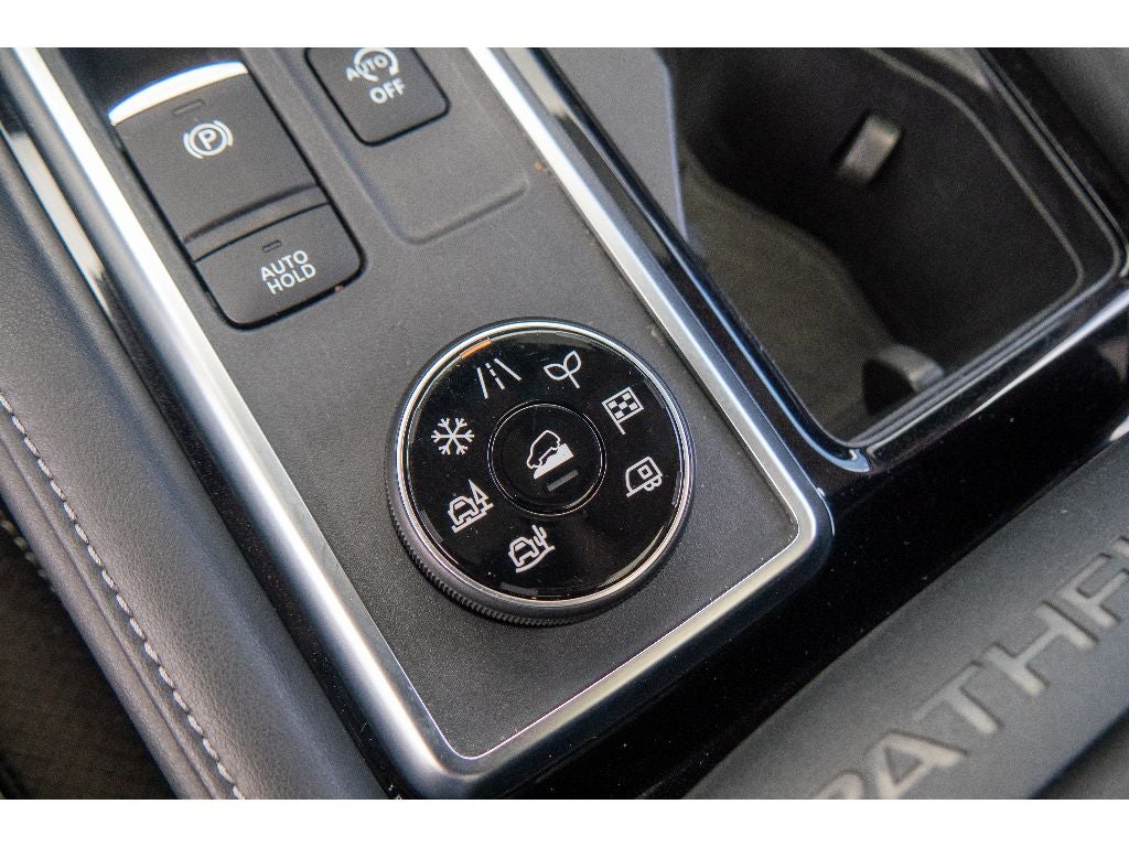 2023 Nissan Pathfinder SL 4WD
